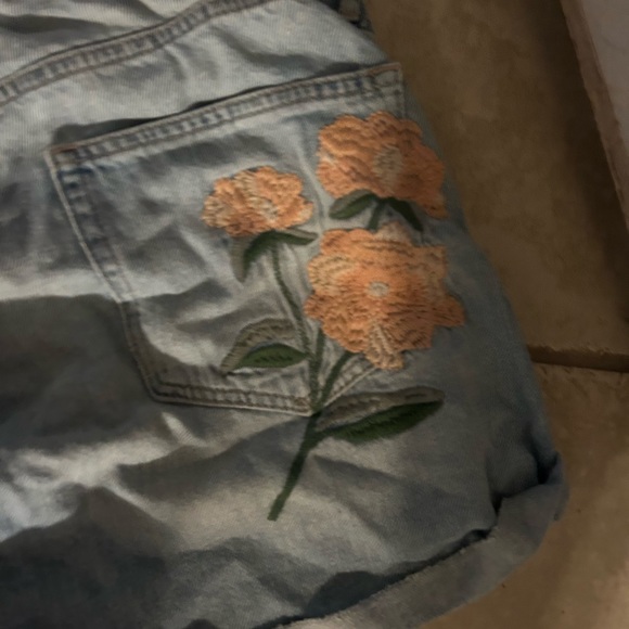GAP jean shorts with embroidered back pocket. - Picture 3 of 12